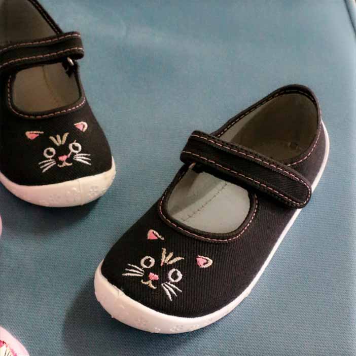 Sklep Online producent kapci dziecięcych barefoot. kapcie dziewczęce Dorotka czarne z kotkiem