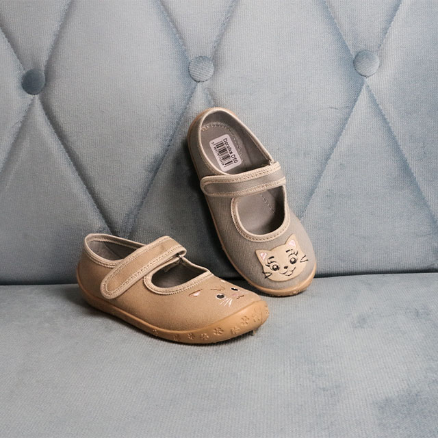 Beżowe buty dla dziewczynek z kotkiem kicią